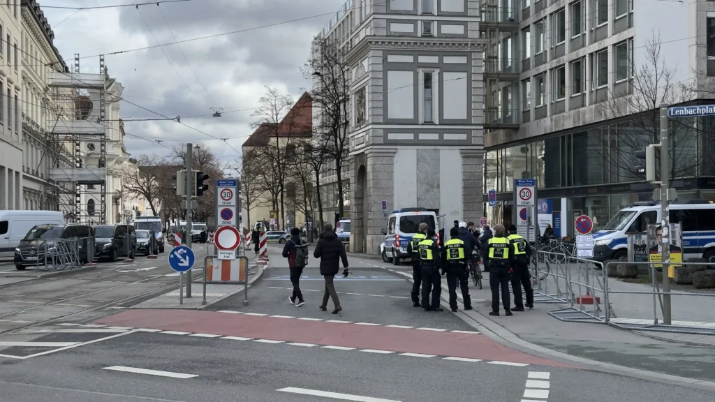 Hotel Bayerischer Hof çevresinde yoğun polis güvenliği.