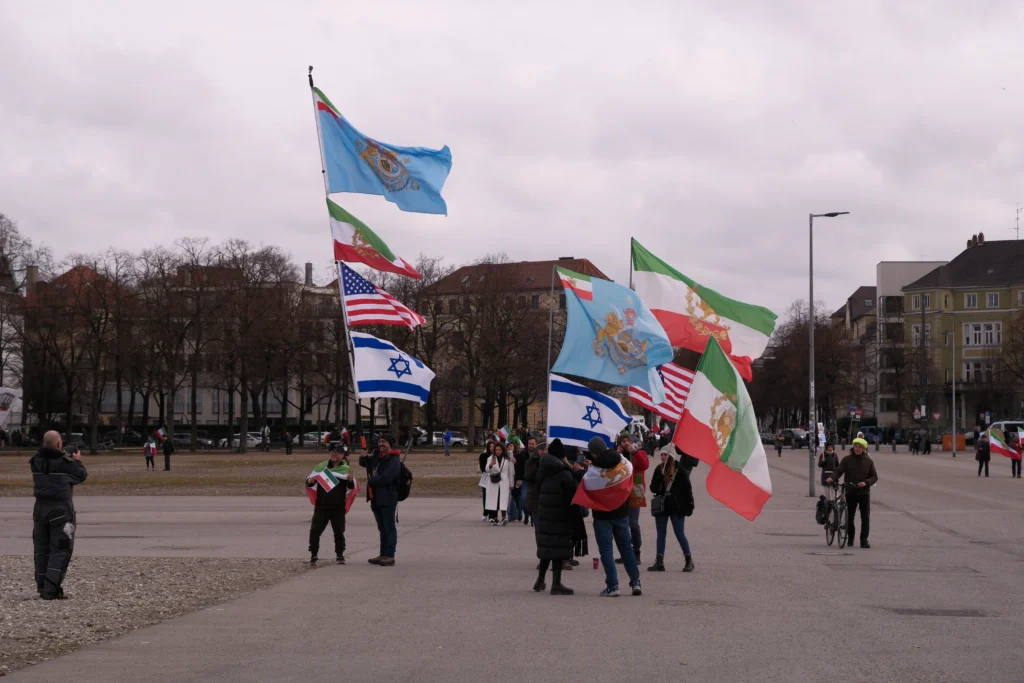 Theresienwiese’de Münih Güvenlik Konferansı sırasında İran protestosuna katılan göstericiler farklı bayraklar taşıyor.