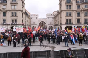 Karlsplatz (Stachus) meydanında savaş karşıtı sloganlar taşıyan göstericiler.