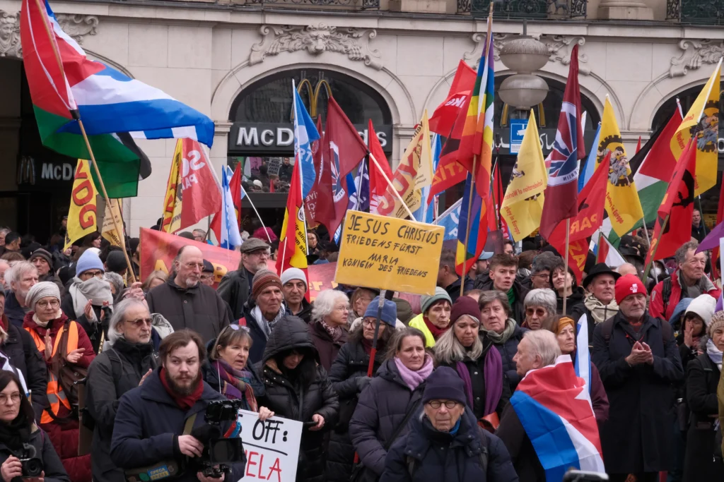Karlsplatz (Stachus) meydanında savaş karşıtı sloganlar taşıyan göstericiler