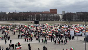 Theresienwiese’de Münih Güvenlik Konferansı sırasında düzenlenen İran protestosundan kalabalık görüntü.