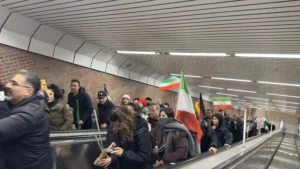 Münih’te Theresienwiese’deki İran protestosuna giden kalabalık U-Bahn yolcuları.